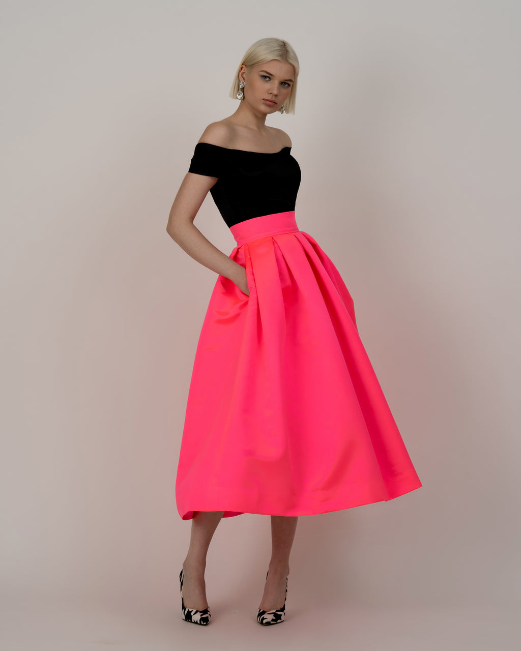 Jinsiy olatni ichki kiyimida qattiqlashayotgani surati. Avtomobilda semiz odamlar porno